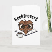Booktrovert uil met boek en koffie kaart (Voorkant)