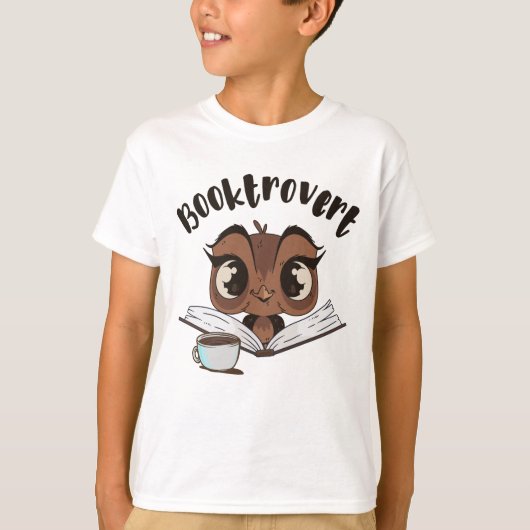 Booktrovert uil met boek en koffie t-shirt (Voorkant)