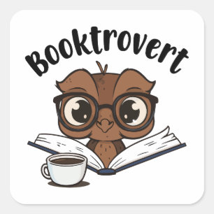 Booktrovert uil met boek en koffie vierkante sticker