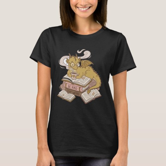 Bookworms Cozy Coffee Drinking Dragon Romantasy T-shirt (Voorkant)