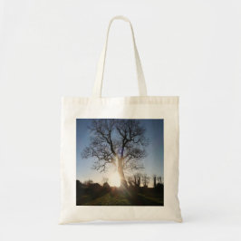 Boom bij zonsondergang tote bag