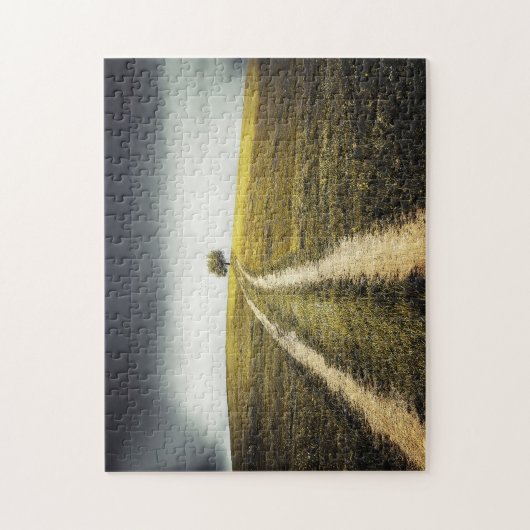 Boom bovenop de heuvel legpuzzel (Verticaal)