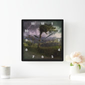 Boom die in de wind blaast tijdens een Donderd Sto Vierkante Klok (Huis)