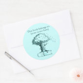 Boom en een boek, lichtblauw ronde sticker (Envelop)