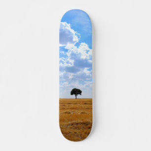 Boom in een geoogst tarweveld persoonlijk skateboard