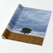 Boom in een leeg veld cadeaupapier (Uitgerold)