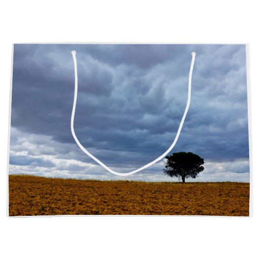 Boom in een leeg veld groot cadeauzakje (Voorkant)