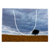 Boom in een leeg veld groot cadeauzakje (Achterkant)