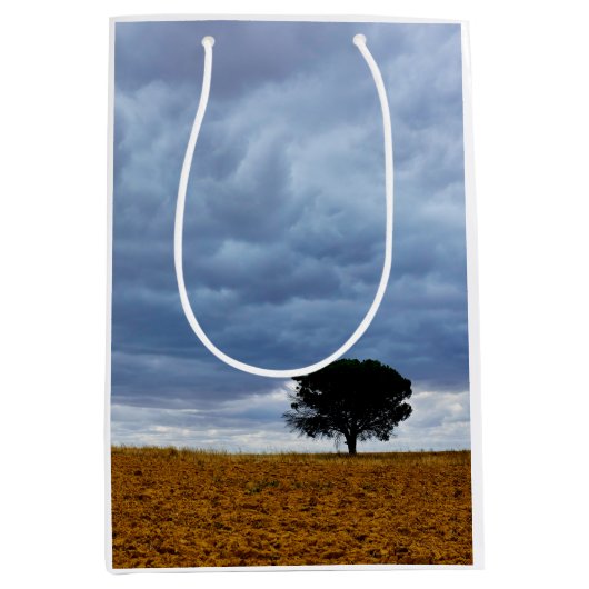 Boom in een leeg veld medium cadeauzakje (Voorkant)