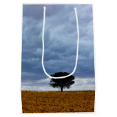 Boom in een leeg veld medium cadeauzakje (Achterkant)