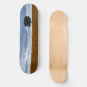 Boom in een leeg veld persoonlijk skateboard (Voorkant)