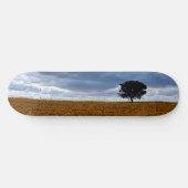 Boom in een leeg veld persoonlijk skateboard (Horizontaal)