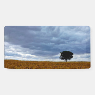 Boom in een leeg veld spandoek
