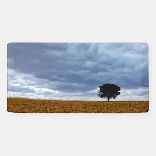 Boom in een leeg veld spandoek (Horizontaal)