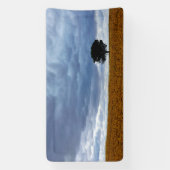 Boom in een leeg veld spandoek (Verticaal)