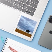 Boom in een leeg veld sticker (Laptop met iPhone)