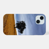 Boom in een tarweveld iPhone 15 case (Achterkant horizontaal)