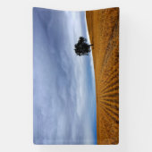 Boom in een tarweveld spandoek (Verticaal)