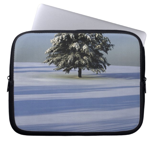 Boom in met sneeuw bedekt landschap laptop sleeve (Voorkant)