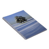 Boom in met sneeuw bedekt landschap notitieboek (Rechterzijde)