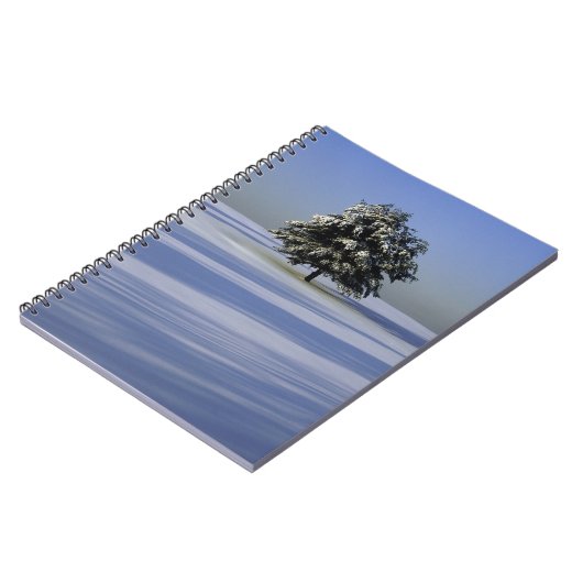 Boom in met sneeuw bedekt landschap notitieboek (Linkerzijde)