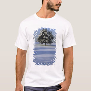 Boom in met sneeuw bedekt landschap t-shirt