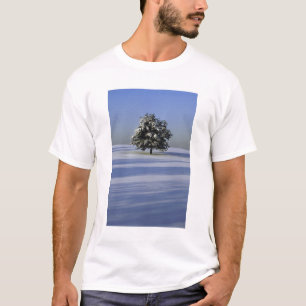 Boom in met sneeuw bedekt landschap t-shirt