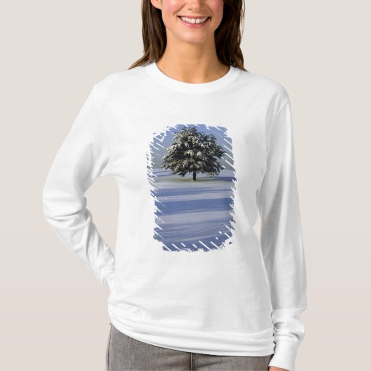 Boom in met sneeuw bedekt landschap t-shirt (Voorkant)