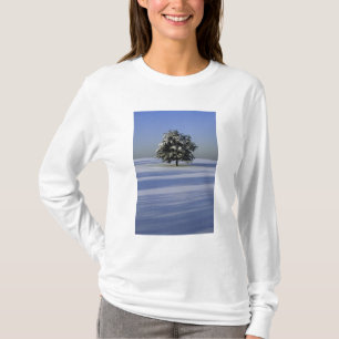 Boom in met sneeuw bedekt landschap t-shirt