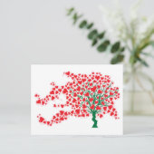 Boom in wind met hart in rode kleuren briefkaart (Staand voorkant)