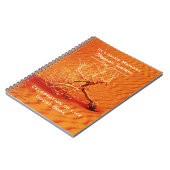 Boom in woestijnzand rond de viering van het boek  notitieboek (Linkerzijde)