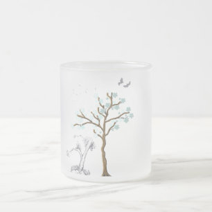 Boom met bloemen op blauwe achtergrond matglas koffiemok
