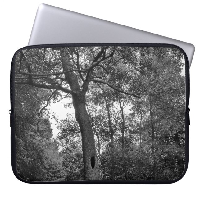 Boom met een mysterieus gat laptop sleeve (Voorkant)