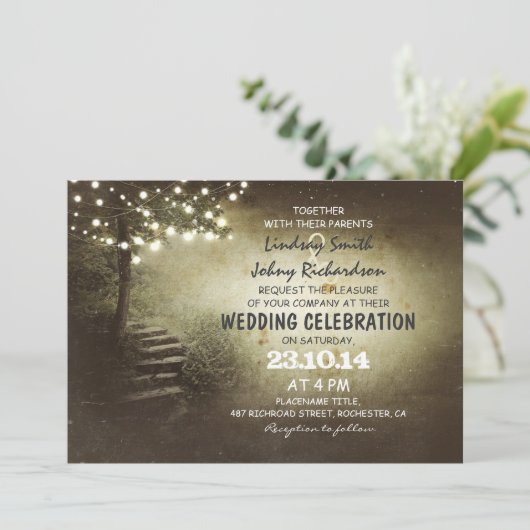 Boom met strijklichten rustieke bruiloft uitnodigi kaart (Staand voorkant)