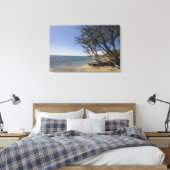 Boom op een strand langs de kust canvas afdruk (Insitu (Slaapkamer))