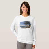 Boom op een strand langs de kust t-shirt (Voorkant volledig)
