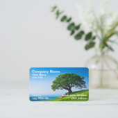 Boom op heuvel tegen heldere blauwe lucht visitekaartje (Staand voorkant)