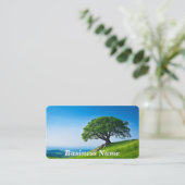 Boom op heuvel tegen heldere blauwe lucht visitekaartje (Staand voorkant)