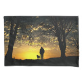 Boom Silhouette van Man en hond op zonsondergang Kussensloop (Voorkant)