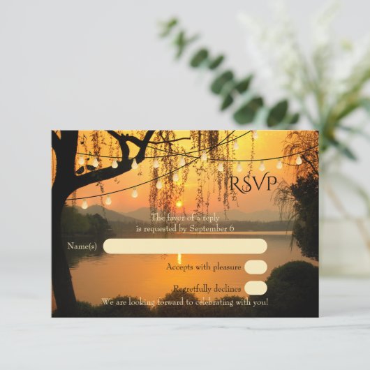 Boom String Lights Sunset Wedding RSVP-kaart RSVP Kaartje (Staand voorkant)