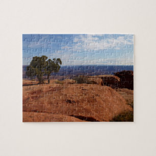 Boom uit rode rotsen in Canyonlands National Park Legpuzzel