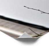 Boom zonder bladeren tegen troebele hemel poster (Hoek)