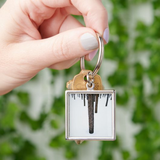 Boomboomstammen in sneeuw sleutelhanger (Hand)