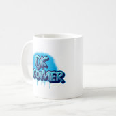 Boomer in blauwe graffiti koffiemok (Voorkant links)