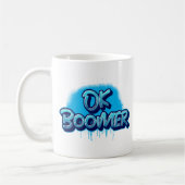 Boomer in blauwe graffiti koffiemok (Links)