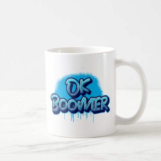 Boomer in blauwe graffiti koffiemok (Rechts)