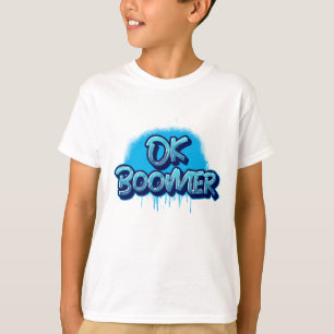 Boomer in blauwe graffiti t-shirt