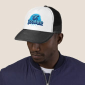 Boomer in blauwe graffiti trucker pet (In situ)