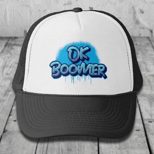 Boomer in blauwe graffiti trucker pet