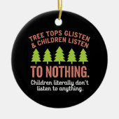 Boomglinstering en kinderen luisteren naar niets t keramisch ornament (Voorkant)